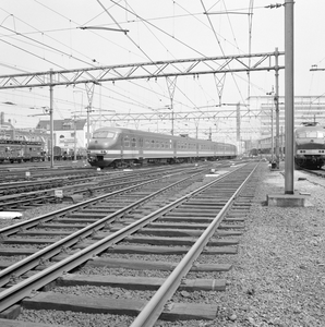 881606 Afbeelding van een electrisch treinstel plan T (mat. 1964) van de N.S. bij het N.S.-station Amsterdam C.S. te ...